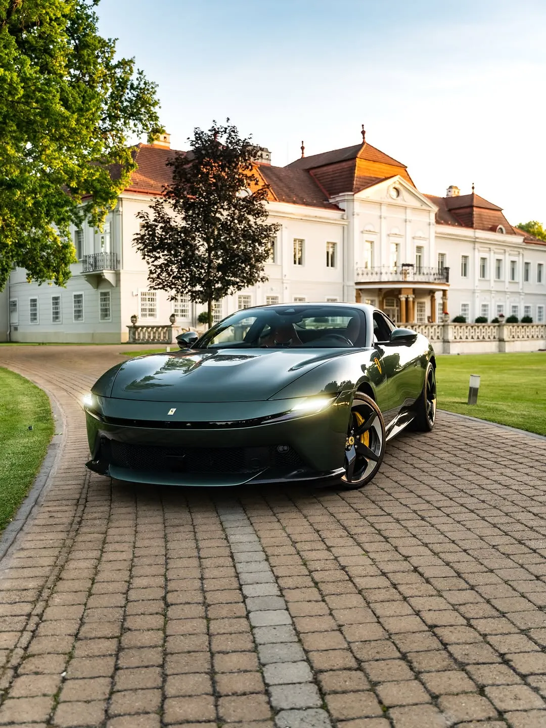 Tmavozelené Ferrari pred kaštieľom